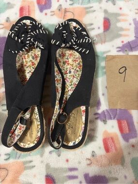 Soft style/Hushpuppies co Black Canvas Floral-Insole Sling Wedges